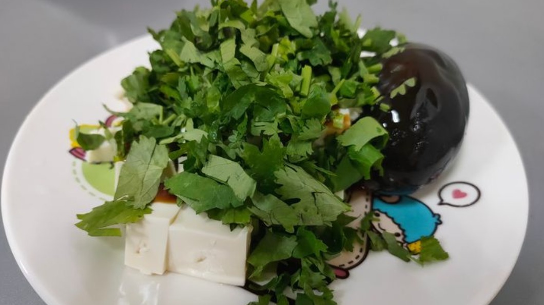 加滿香菜的皮蛋豆腐引起網友熱議。(圖/翻攝自爆廢公社二館)