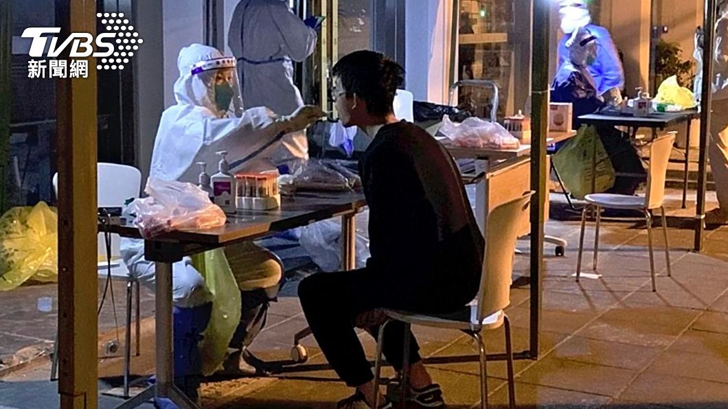民眾接受核酸檢測。(圖/達志影像美聯社)
