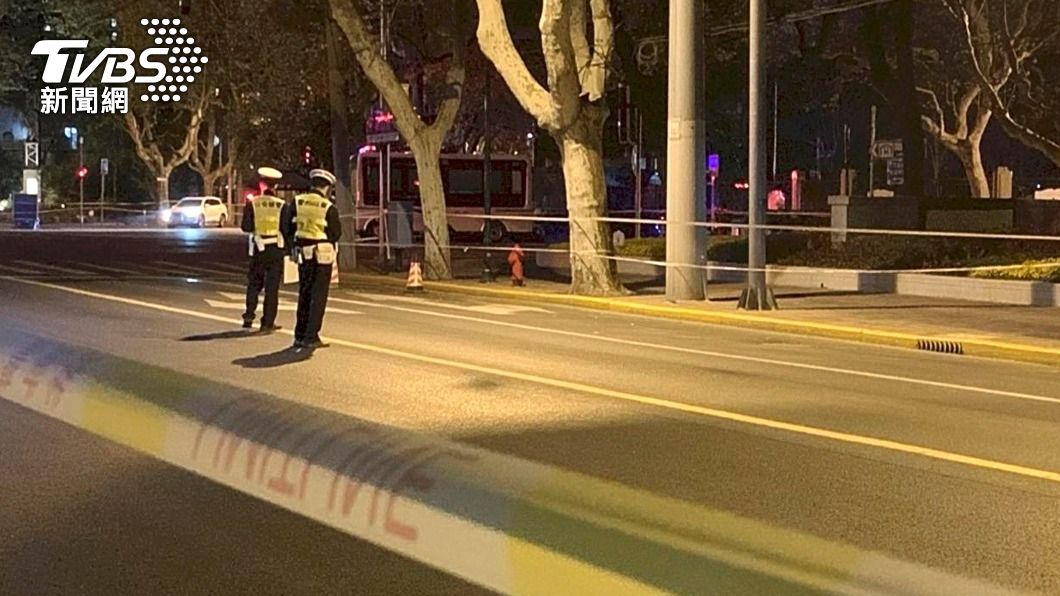 大陸公安夜間於上海街道上巡邏。(圖/達志影像美聯社)