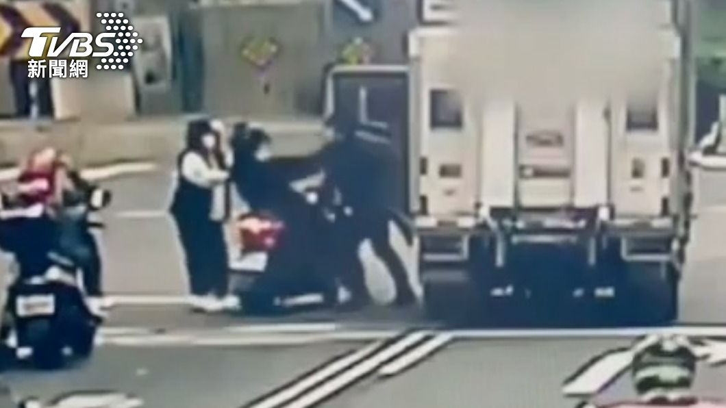 變換車道太靠近!騎士理論竟遭運將揮拳 狂毆腳踹釀腦震盪