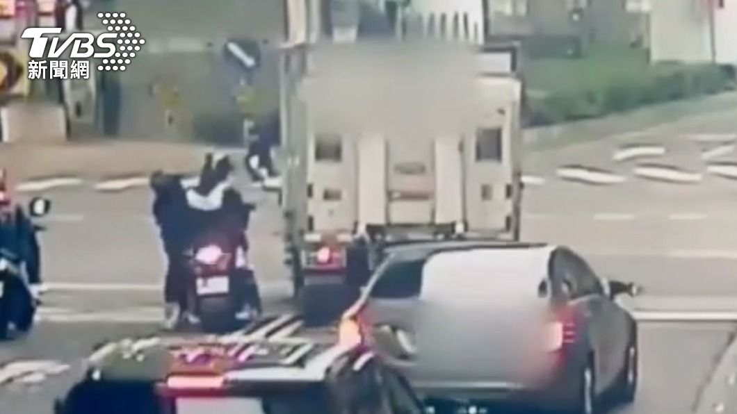 貨車突然切進機車前方。（圖／TVBS）