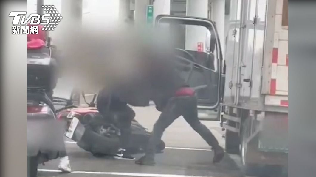 貨車司機徒手暴打騎士。（圖／TVBS）