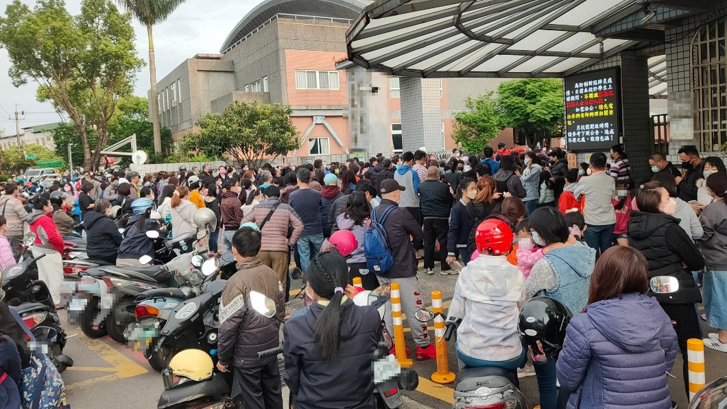 家長全擠在校門口外等小孩篩檢完畢。（圖／翻攝自爆廢公社臉書）