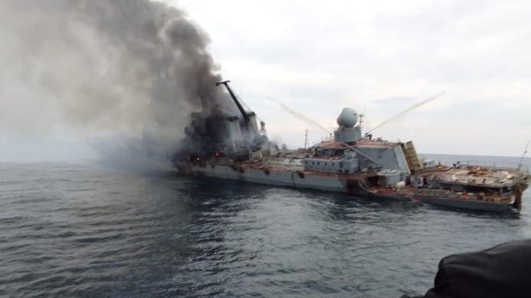 網傳俄艦莫斯科號被擊沉照片 船身傾斜著火冒黑煙