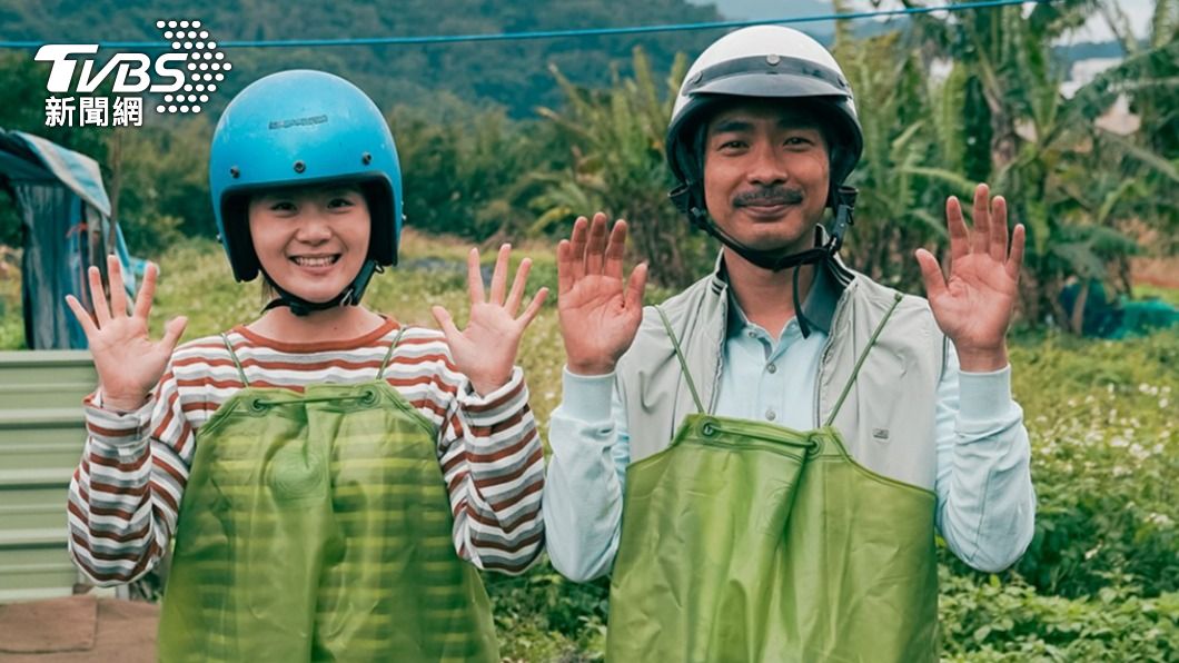 楊小黎與飾演里長的爸爸。（圖／客家電視提供）