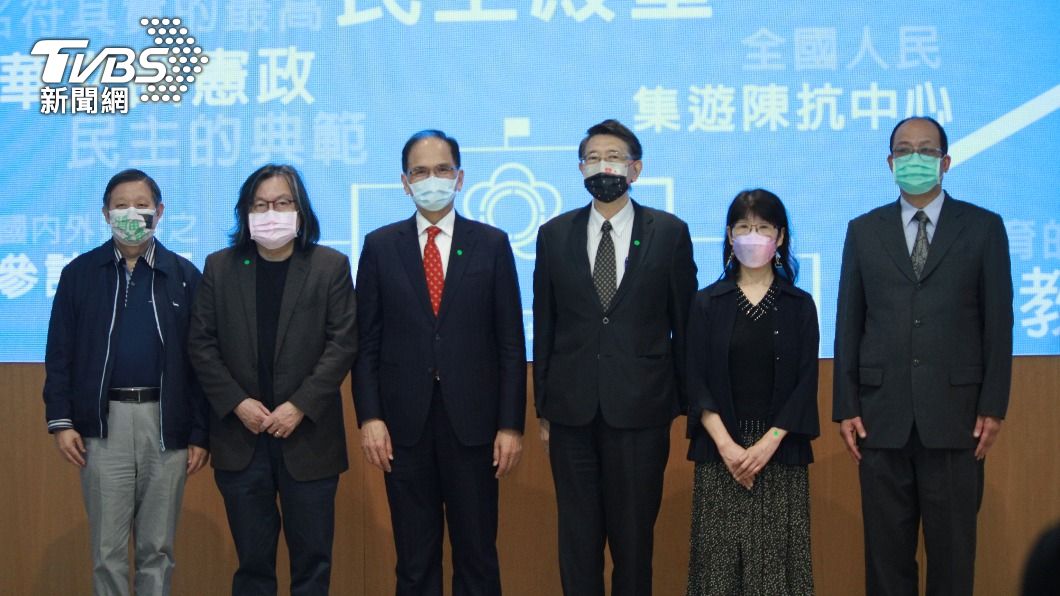 今天記者會,包含游錫堃、立法院秘書長林志嘉(右三)、未來國會願景規劃諮詢委員會召集人林洲民(左二)等人。(圖/TVBS)