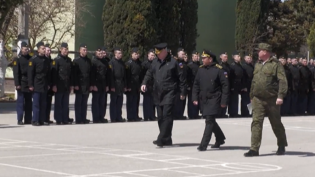 俄羅斯公布海軍總司令視察「莫斯科號」倖存者影片。(圖/翻攝自mod_russia推特)