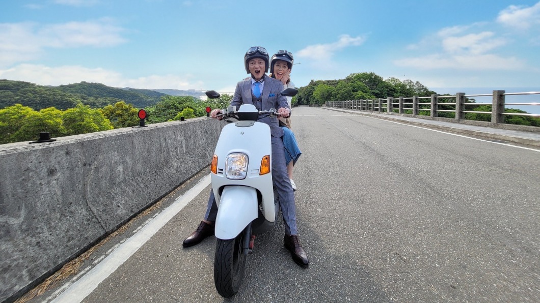 藍葦華、廖苡喬騎車浪漫約會。（圖／民視提供）