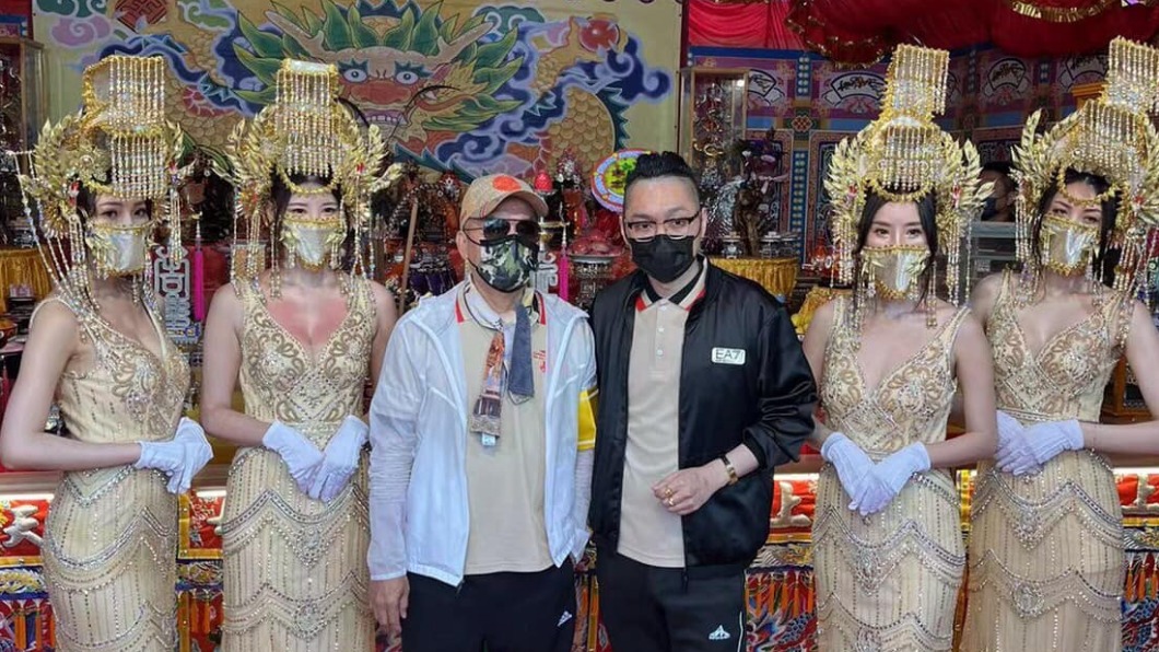 最美禮生迎大甲媽回鑾!胸前驚見「血紅一片」 真相曝光