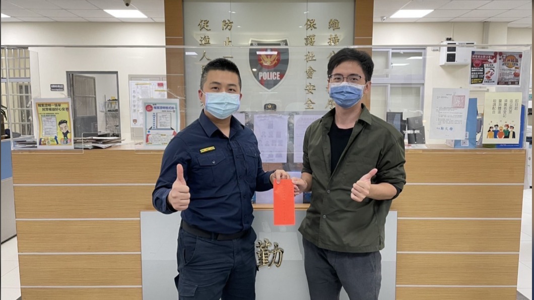 巡守學生獲頒獎金(圖/警方提供)