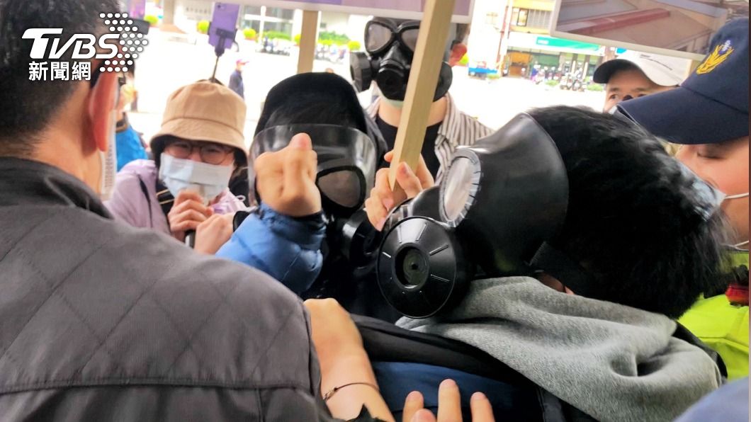 美福大火惡臭持續月餘　自救會赴桃市府抗議釀推擠