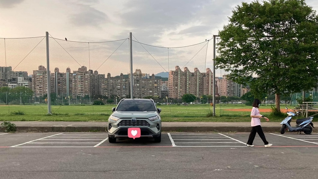 妹子車停「格子內」帥氣轉身 網看嘆氣:三寶無誤