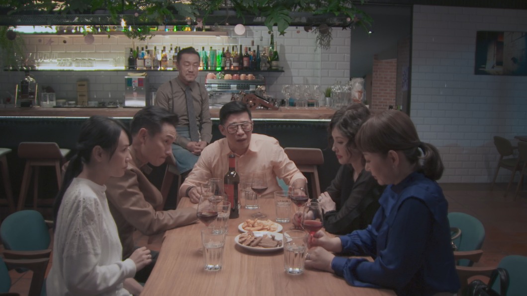 馬力歐(中)在聚會上吐露當年魔術社表演意外的真凶就是夏如芝。(圖/華視提供)