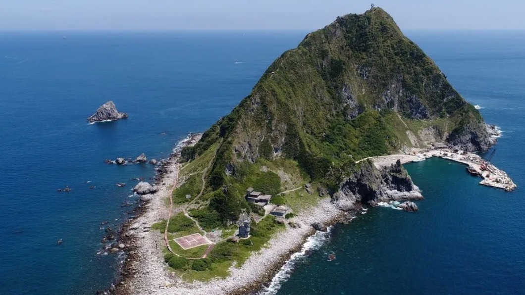 除了宜蘭龜山島，現在還有「台灣龍珠」基隆嶼可登島啦。（圖／翻攝自基隆市政府旅遊網）