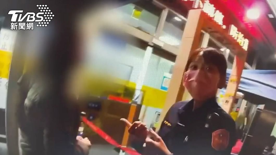 女子要求警方找對方幫忙出罰款。(圖/TVBS)
