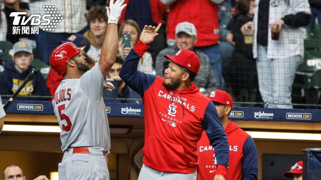 紅雀老將普侯斯(Albert Pujols)與隊友擊掌。(圖/達志影像美聯社)