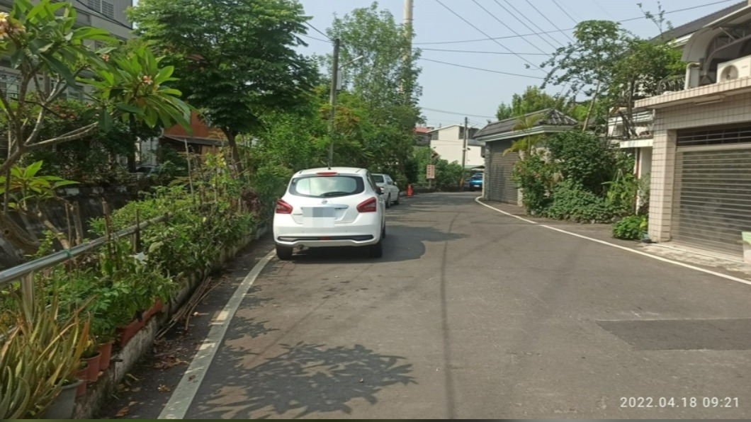 整排車遭開單！他罵「停白線，合理嗎？」　網：謝謝警察