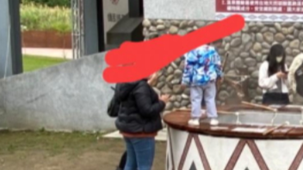 童站溫泉煮蛋池邊玩耍 家長行為被酸爆:掉下去就國賠囉