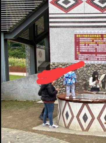 幼童在煮蛋池邊玩耍嚇壞眾人。（圖／翻攝自臉書爆廢公社）