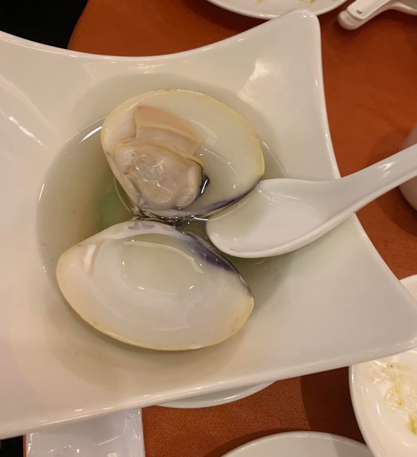原PO和同事們還點了絲瓜蛤蜊。(圖/翻攝自爆怨公社)