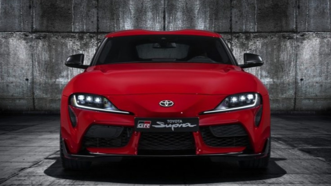 Toyota更預告手排版本GR Supra將會換裝紅色「Supra」車尾車型銘牌。(圖/翻攝自Toyota 官網)