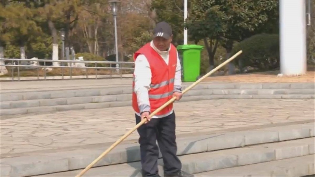 目前已經還清一半但男子堅持不能欠一毛錢。（圖／翻攝自網易新聞）
