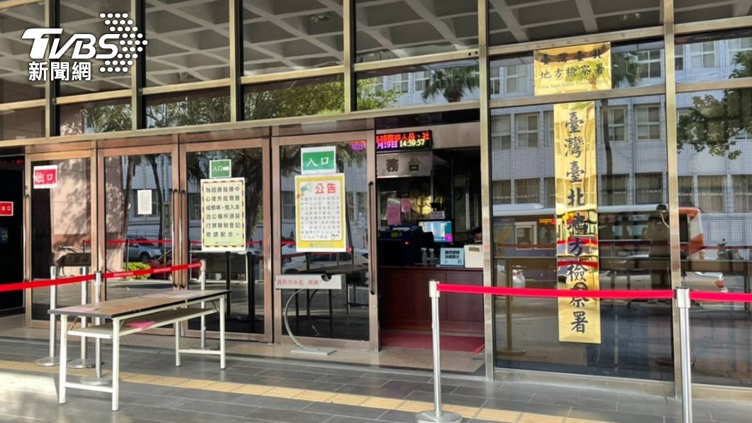 北檢頂樓昨被不明人士換上「民進黨黨旗」。(圖/TVBS資料畫面)