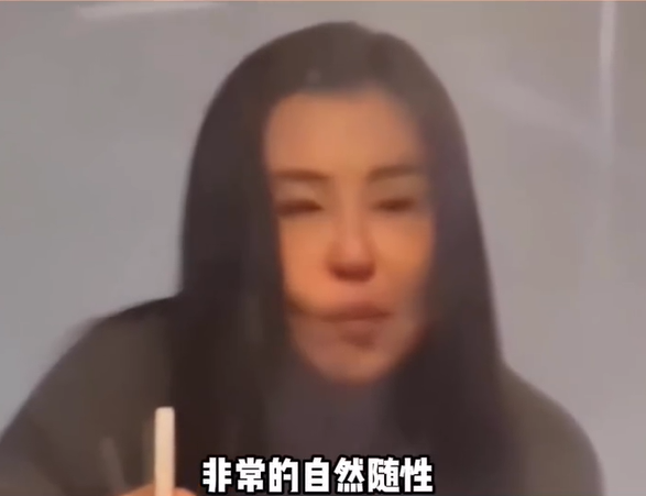 王祖賢吃火鍋的樣子被網友拍下。（圖／翻攝自微博）