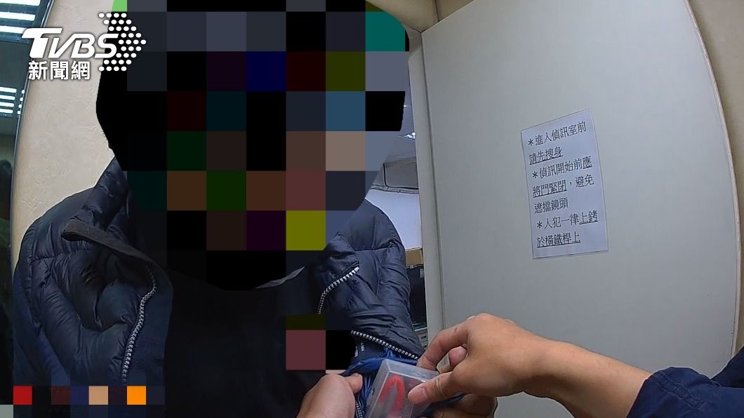 警方在陳男的外套口袋中搜出毒品吸食器。(圖/TVBS)