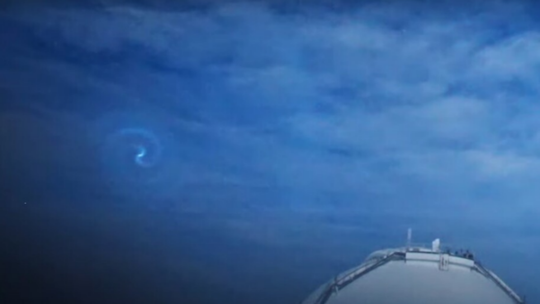 有片／夏威夷夜空驚現神秘「藍白漩渦」　網友：異世界入口？