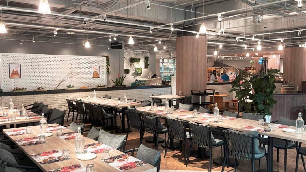 珍妮佛美廚店裝以工業風為主，空間寬敞明亮。（圖／翻攝自Jennifer's Kitchen珍妮佛美廚臉書）