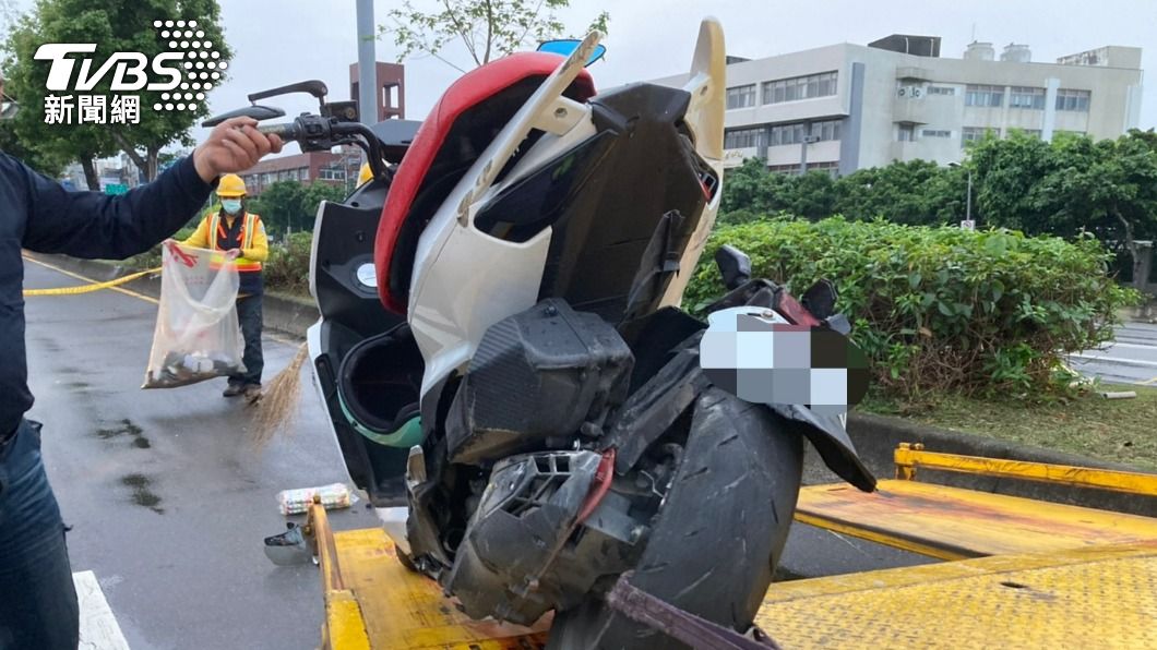 機車後座車殼碎裂。(圖/TVBS)