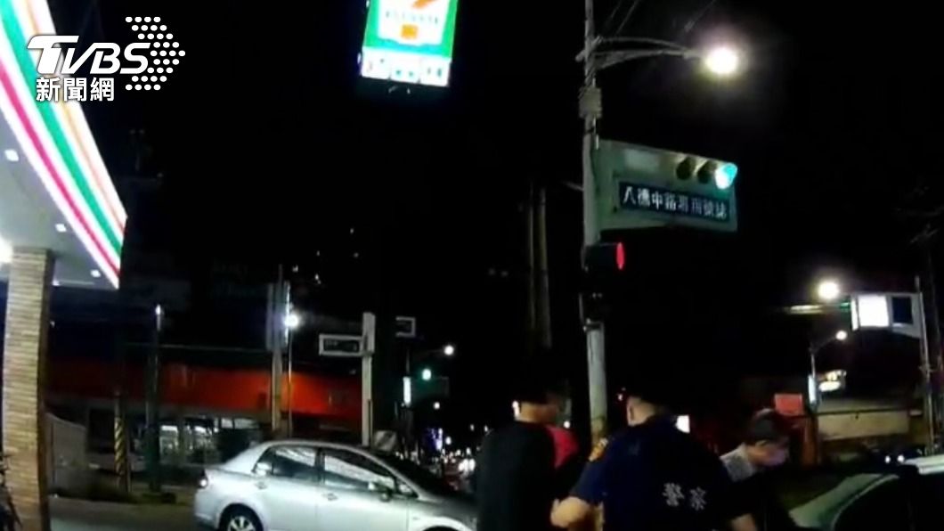 久坐超商蹭WiFi!警上前關心鬱卒男 一查竟是通緝犯