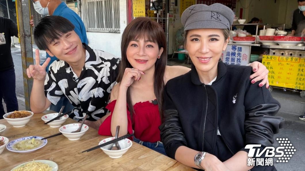 王彩樺（中）一身紅衣喜氣登場。（圖／TVBS）