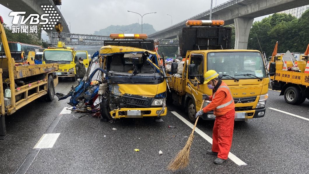 工程車國道失控逆撞客運 33乘客幸運無傷、駕駛受困