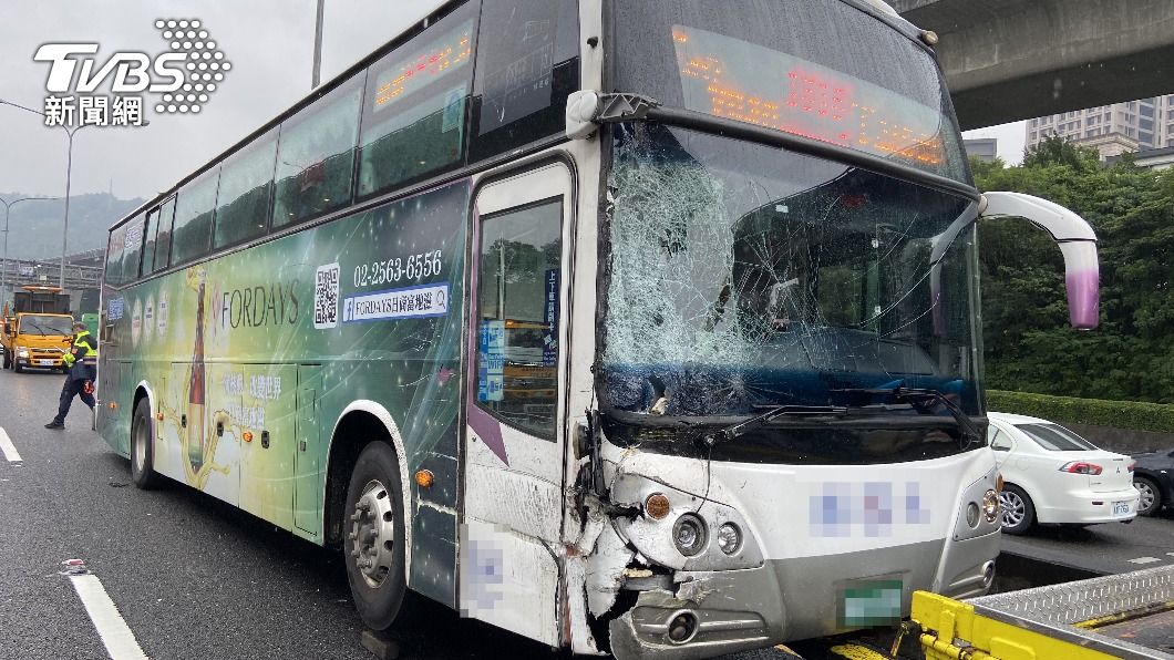 客運擋風玻璃破裂，所幸車上乘客均無受傷。（圖／TVBS）