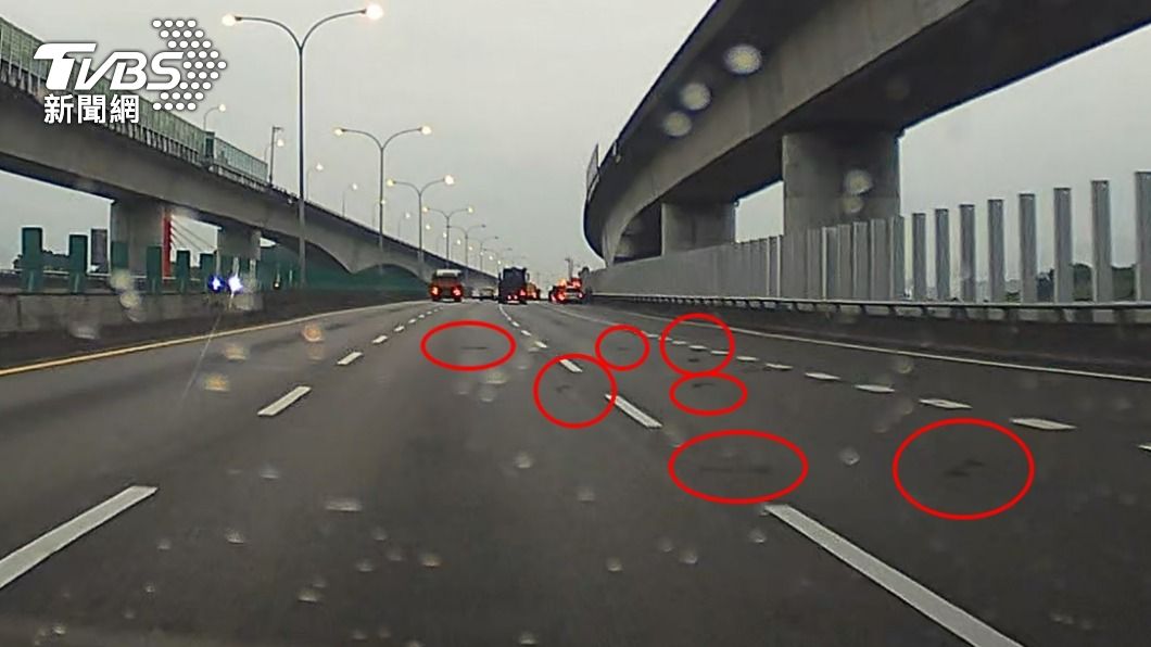 車道上全是鋼筋鐵條。(圖/TVBS)