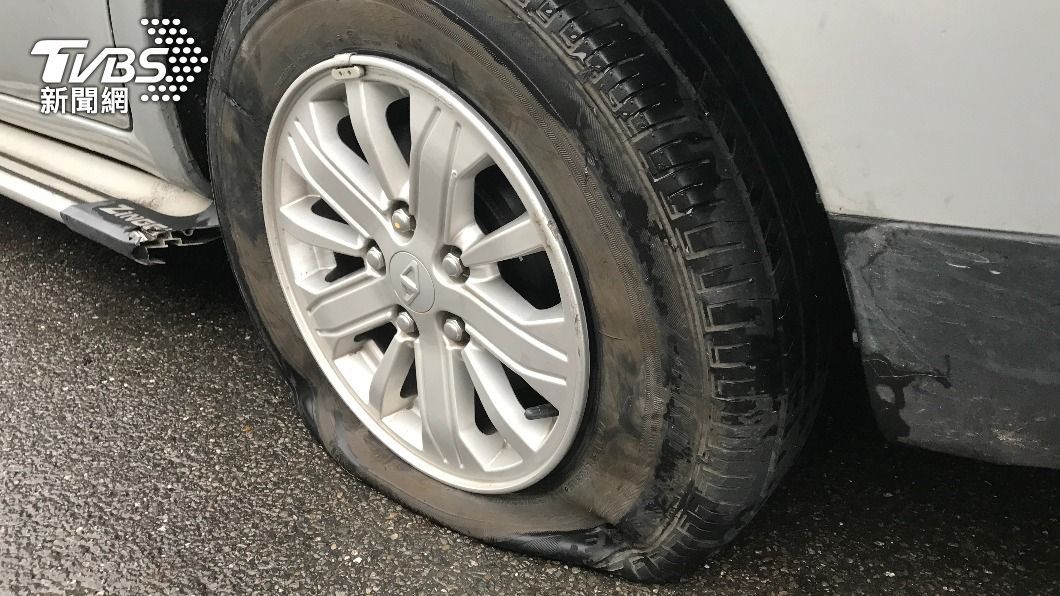 車輛壓過鋼筋爆胎。(圖/TVBS)
