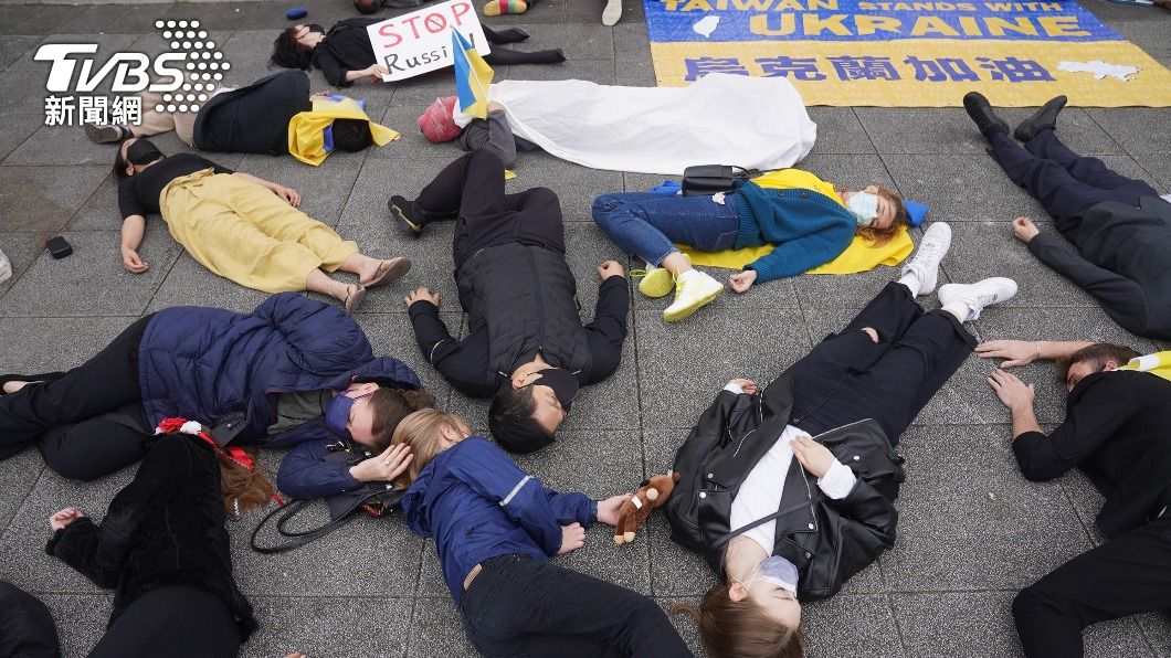 近百名台灣人包括在台烏克蘭籍的民眾,17日躺在自由廣場前「假死抗議」。(圖/中央社)