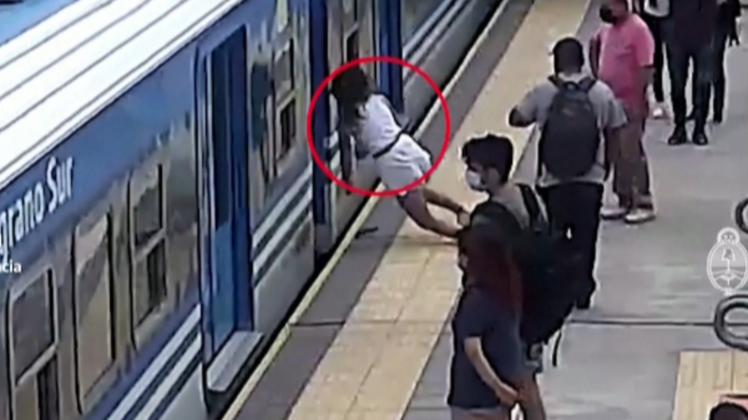 驚險畫面！火車高速進站　阿根廷女身體不適突墜月台縫隙