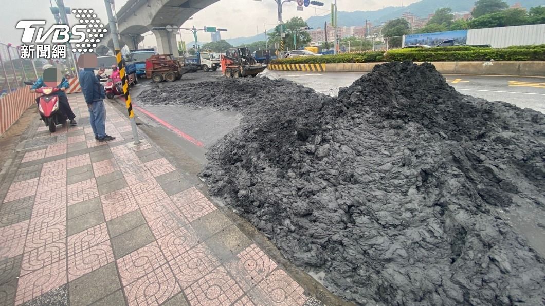 後車斗車門沒拴緊!砂石車廢土「傾瀉蔓延」 淹沒車道