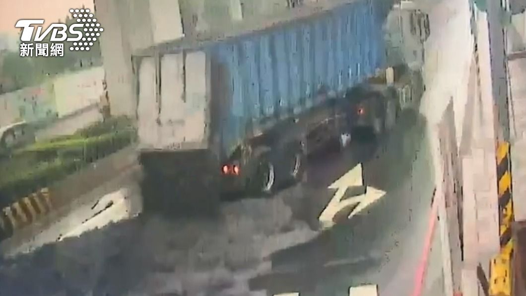 砂石車廢土傾瀉。(圖/TVBS)