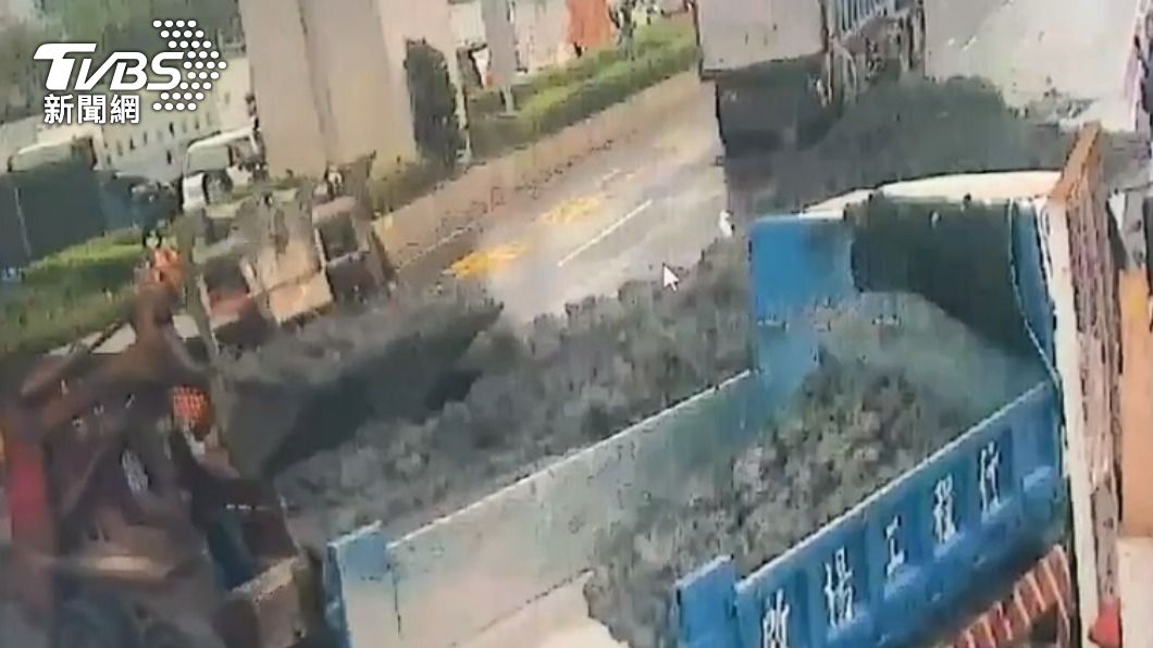 挖土機出動協助清理。(圖/TVBS)