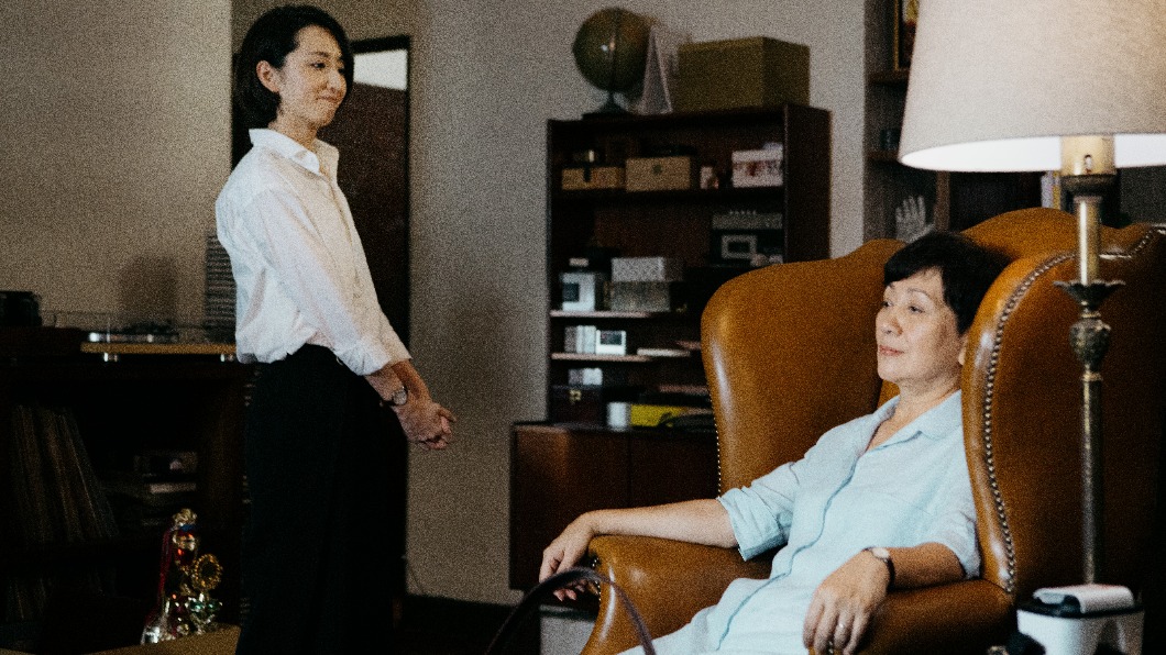鮑起靜與柯佳嬿(圖左)在片中飾演母女。(圖/台北双喜電影提供)