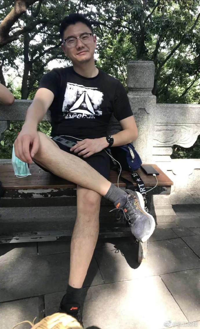 男子說自己父母也是工人可以體會對方辛勞自認這樣做沒什麼。（圖／翻攝自極目新聞微博）