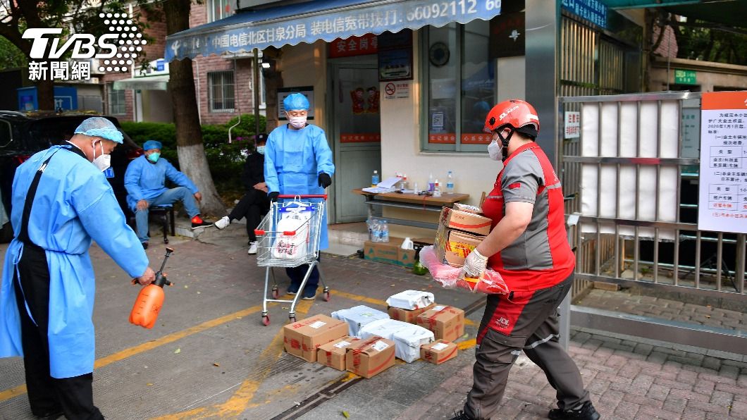搶菜團購到以物易物 新冠疫情下上海人的生存之道