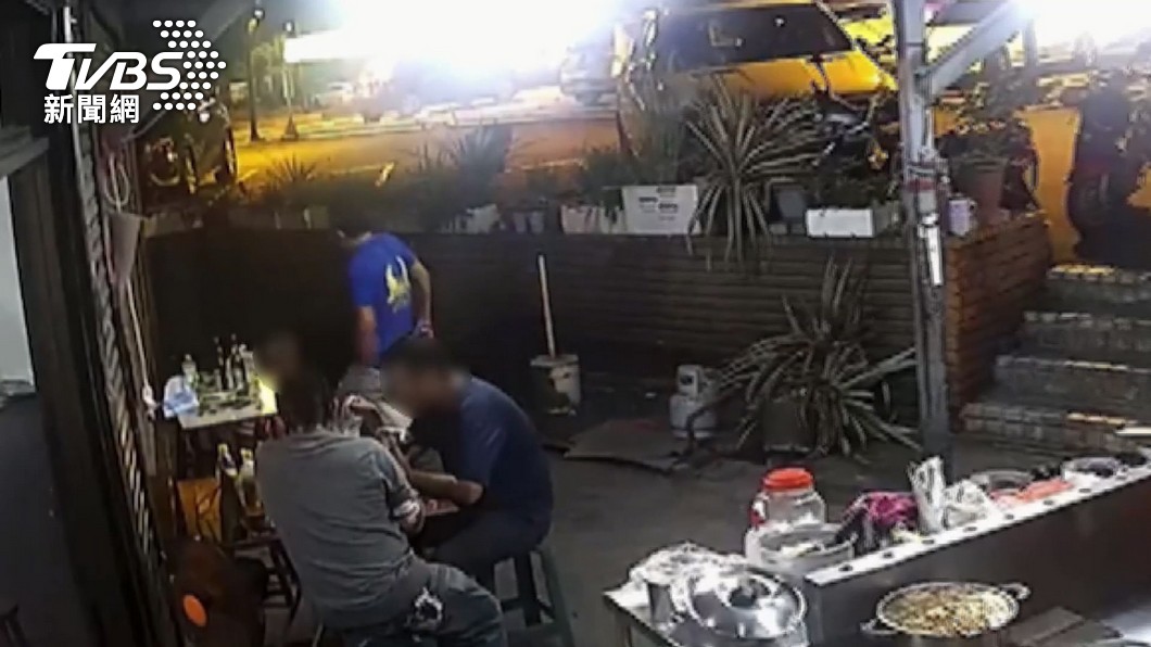 酒後氣氛鬼轉?男子請街友吃飯後「出腳踹頭」