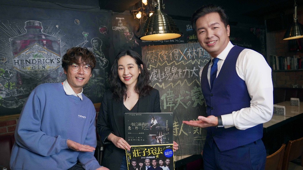 （左起）林鶴軒、蔡燦得接受《E!Studio藝鏡到底》之Talk一杯主持人鄭偉柏專訪。（圖／MOMOTV 75台提供）