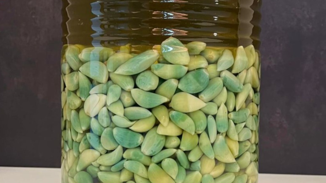 整桶蒜頭「泡到發綠」他嚇壞!老饕見傳說極品驚:不識貨