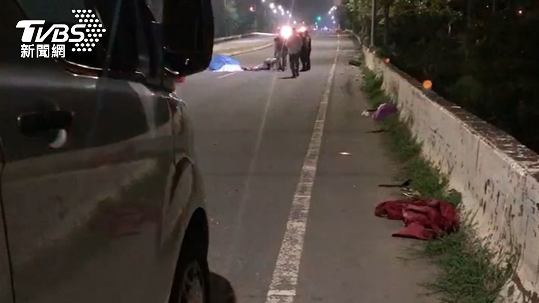 家屬到場跪地痛哭。(圖/TVBS)